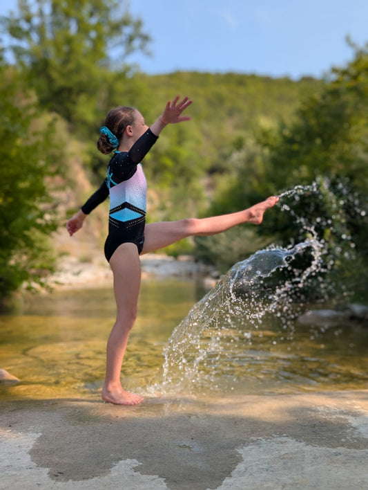 Briller sur le praticable : Pourquoi le choix du justaucorps est crucial pour les gymnastes?