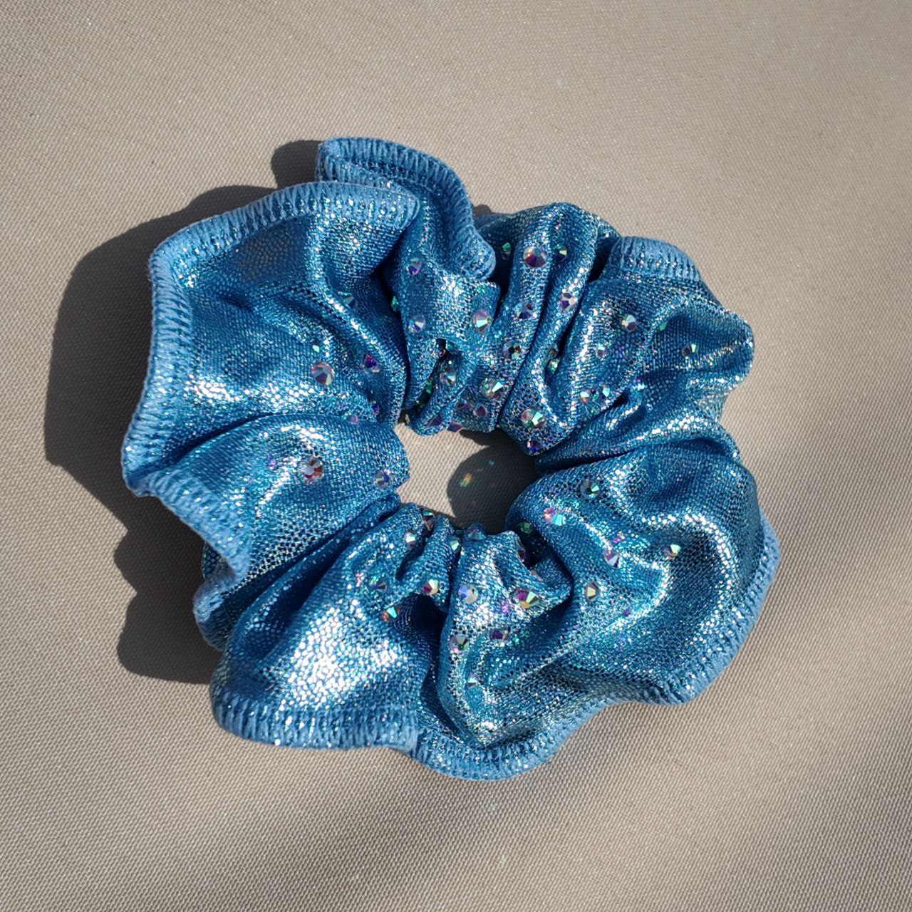 Chouchous métallisés avec strass assortis aux justaucorps – Accessoires de gymnastique éclatants