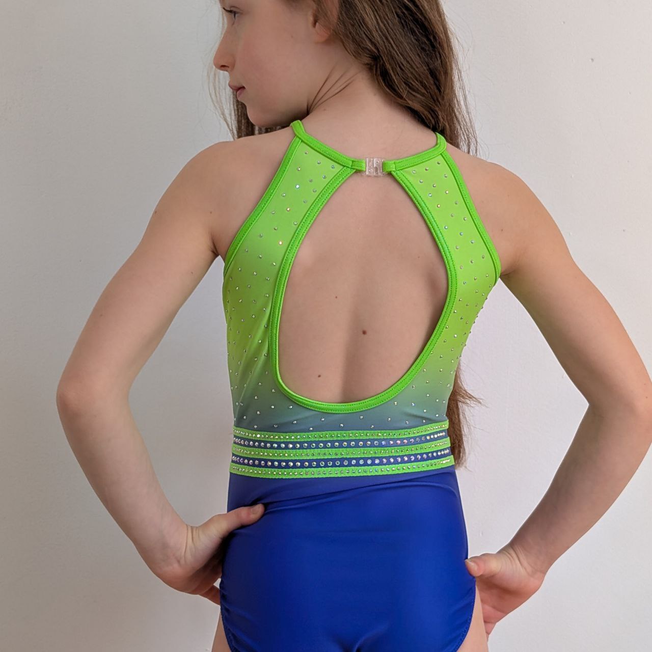 justaucorps de gym dos ouvert bleu vert manches courtes dazzle strass