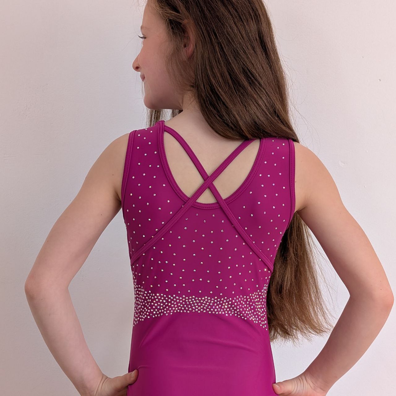 justaucorps de gym fushia manches courtes dos croisédazzle