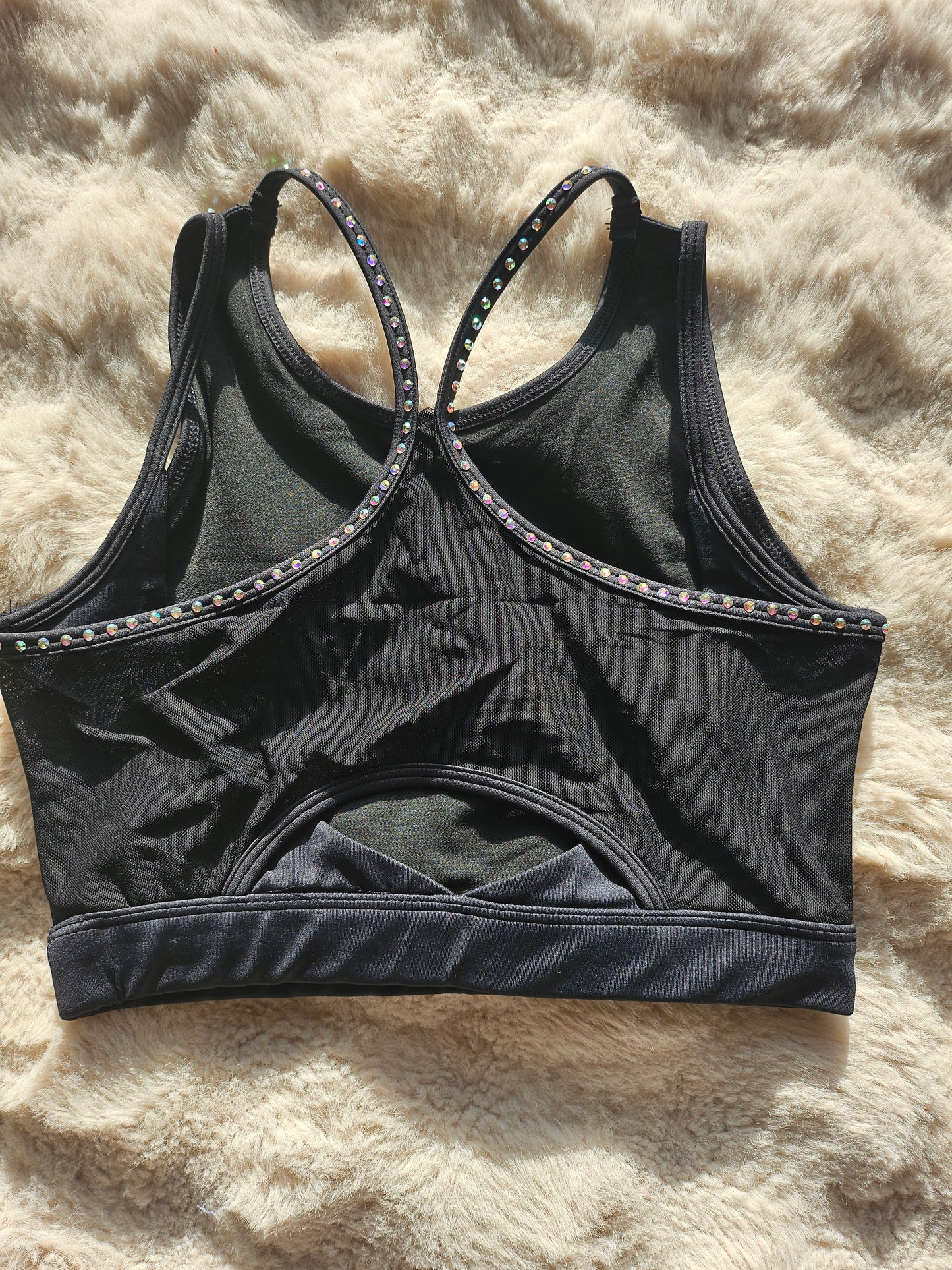 Soutien-gorge de sport noir avec strass et dos original – parfait pour les jeunes gymnastes