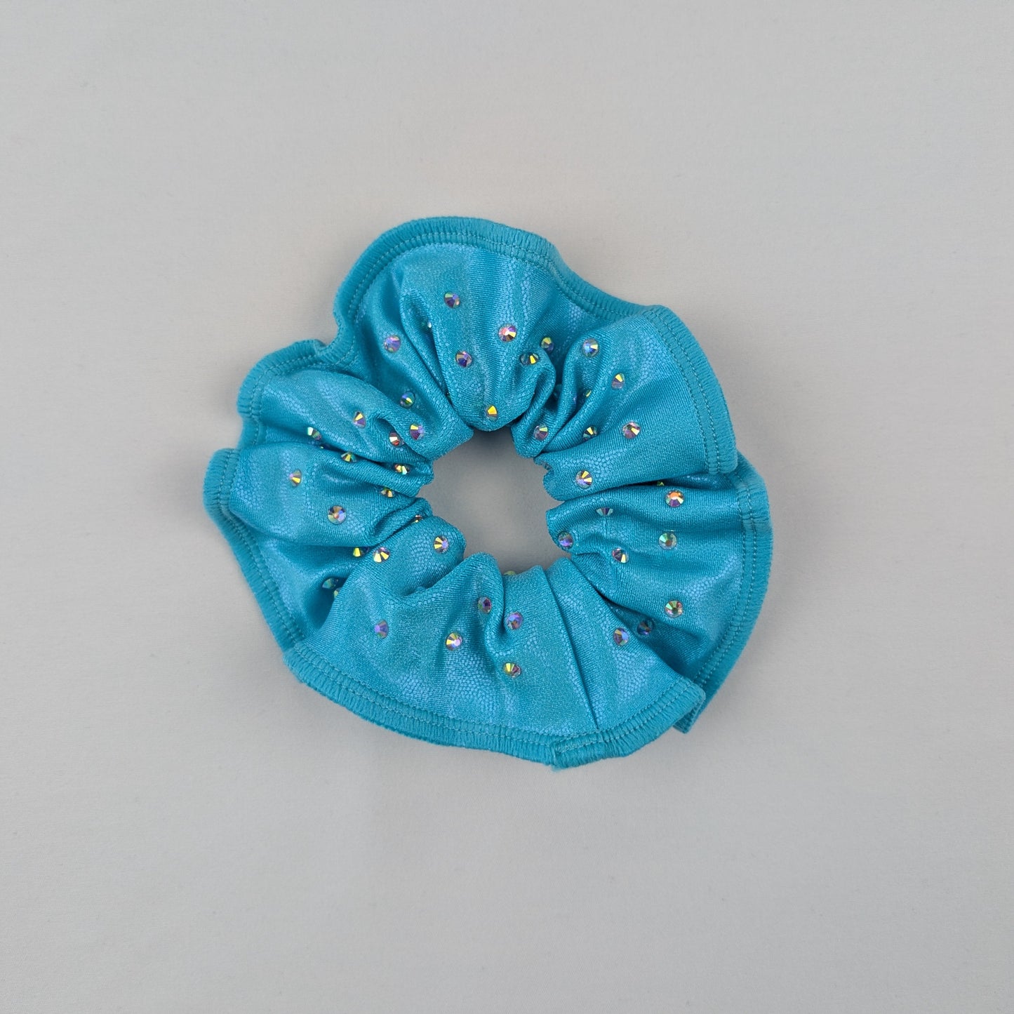 Justaucorps gym "TURQUOISE" — L’intensité du regard, la puissance du mouvement, noir et bleu turquoise, manches longues, dos croisé, ultra strassé, entraînement et compétition