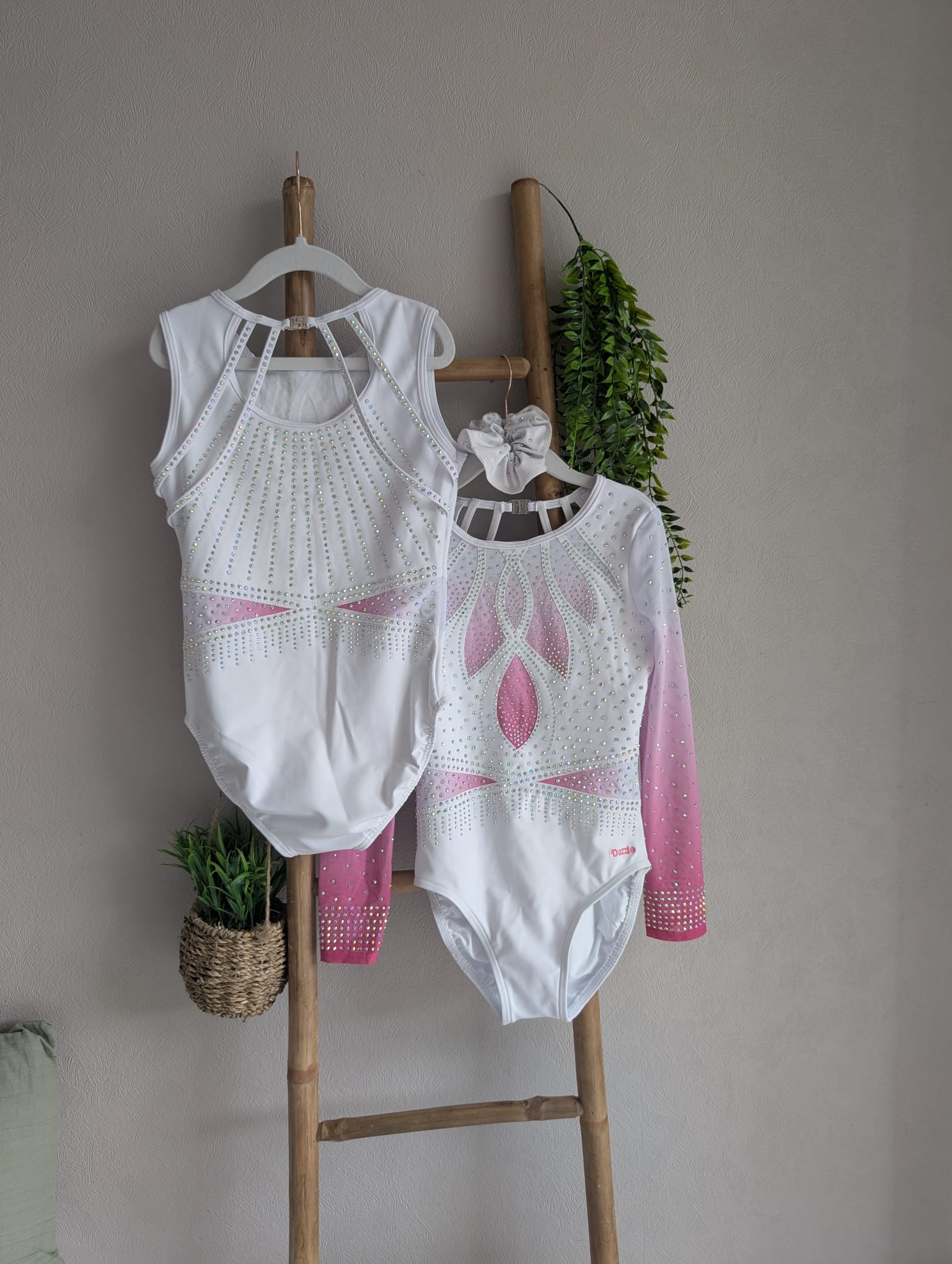 justaucorps de gym blanc et rose manche courtes élégance strass