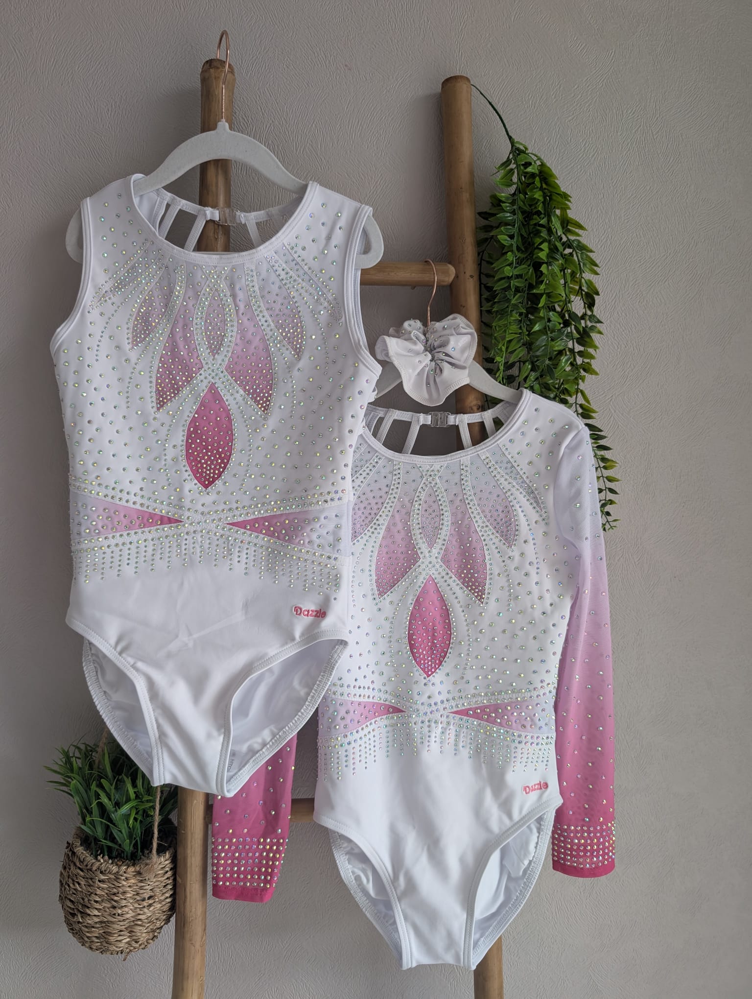 justaucorps de gym blanc et rose manche courtes élégance strass