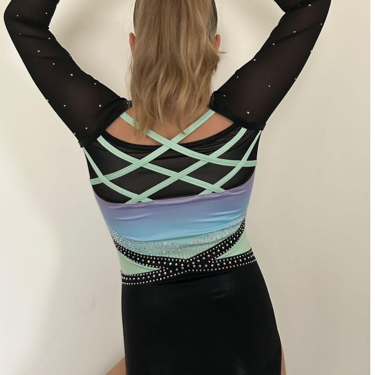 justaucorps de gym noir  manches longues dos croisé fermé compétition strass dazzle